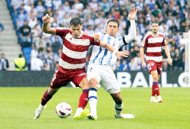 Lucas Boyé controla el balón ante la presión de un defensor de la Real Sociedad (LOF)