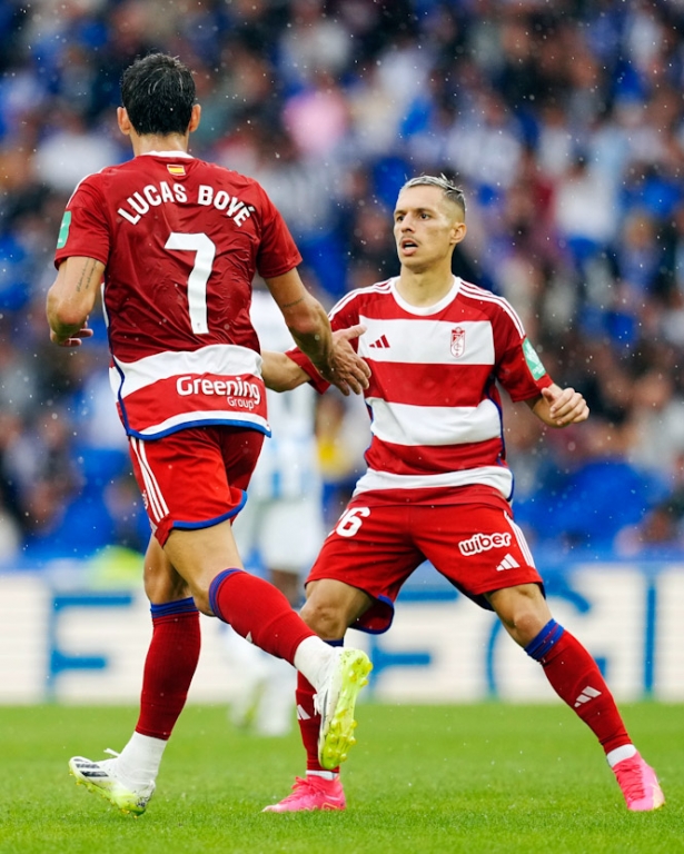Lucas Boyé saluda a Bryan Zaragoza tras su gol (GRANADA CF) Lucas Boyé saluda a Bryan Zaragoza tras su gol (GRANADA CF)