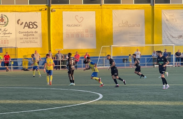 El CD Huétor Vega se llevó un vibrante derbi (CD HUÉTOR VEGA) El CD Huétor Vega se llevó un vibrante derbi (CD HUÉTOR VEGA)