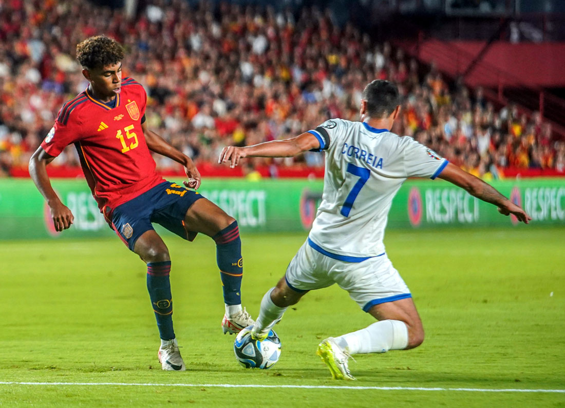 Lamine Yamal debutó como titular (JOSÉ VELASCO)