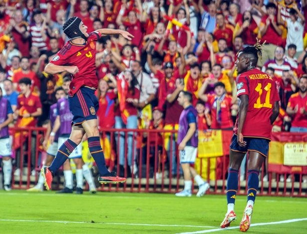 Gavi celebra su gol ante la mirada de Iñaki Williams (JOSÉ VELASCO)