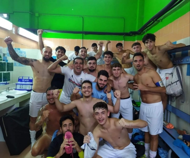 El Atlético Monachil celebró la victoria en vestuarios (ATLETICO MONACHIL) El Atlético Monachil celebró la victoria en vestuarios (ATLETICO MONACHIL)
