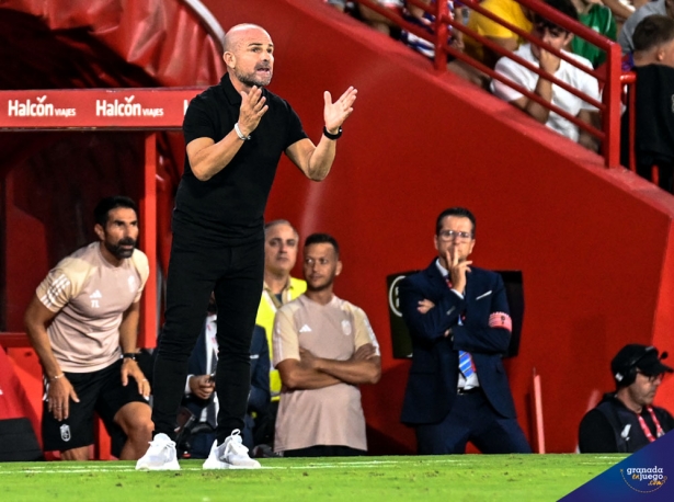 Paco López, entrenador del Granada CF, da instrucciones a sus jugadores durante el choque (JOSÉ M. BALDOMERO) Paco López, entrenador del Granada CF, da instrucciones a sus jugadores durante el choque (JOSÉ M. BALDOMERO)