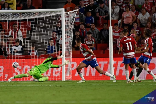 Gol encajado por el Granada ante el Girona (JOSÉ M. BALDOMERO)