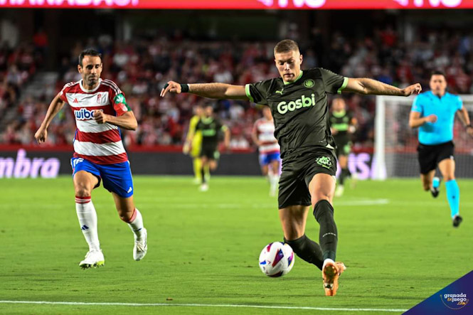 El Girona doblegó al Granada CF (JOSÉ M. BALDOMERO)