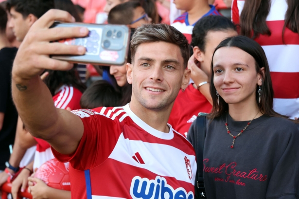 Lucas Boyé se realizó numerosos selfies con los aficionados que acudieron a su presentación (JOSÉ ANDRÉS FERNÁNDEZ)