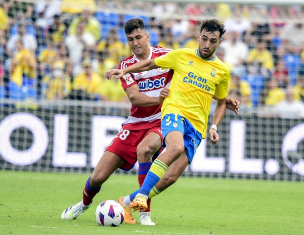 Raúl Torrente, que fue titular ante la UD Las Palmas, defiende a Munir (LOF) Raúl Torrente, que fue titular ante la UD Las Palmas, defiende a Munir (LOF)