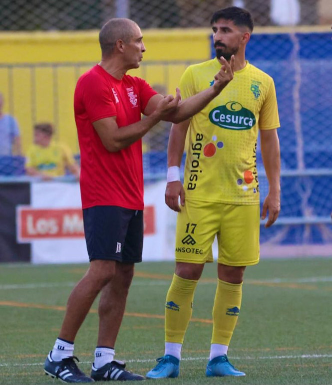 Jesule da instrucciones a Víctor Armero (JOSÉ ANDRÉS FERNÁNDEZ)