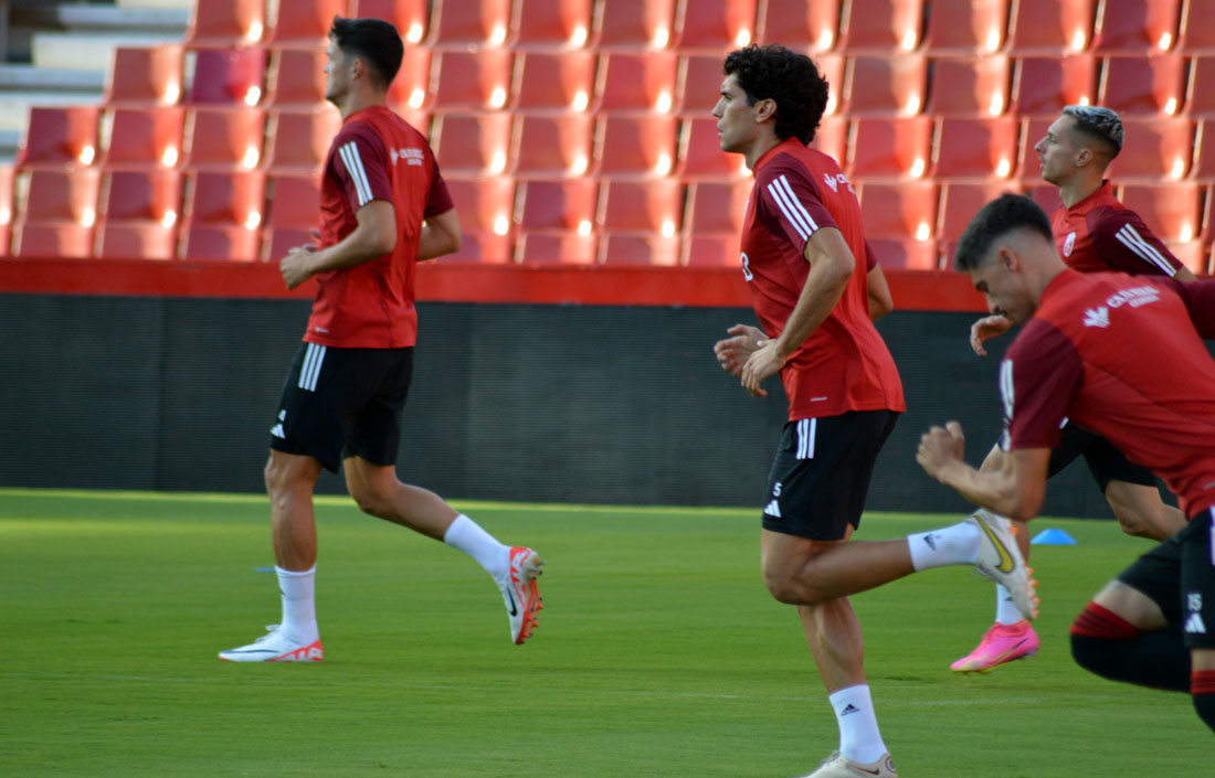 Jesús Vallejo, en primer plano, y Miguel Rubio entrenaron con el grupo (J. PALMA)