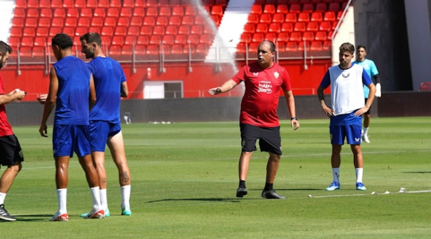 Alberto Lasarte dirige el entrenamiento de la UD Almería (UD ALMERÍA)