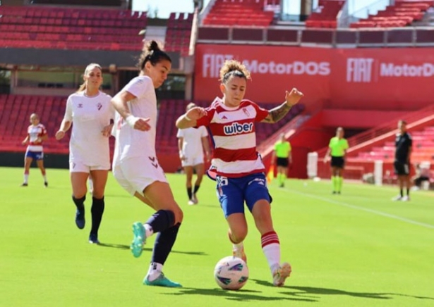 Esther se escapa de una jugadora vasca (JOSÉ ANDRÉS FERNÁNDEZ)