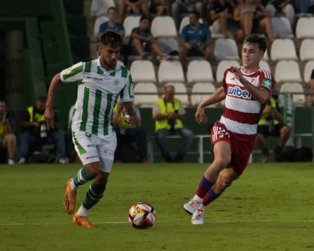 Clavijo persigue a un jugador del Córdoba CF (GRANADA CF) Clavijo persigue a un jugador del Córdoba CF (GRANADA CF)