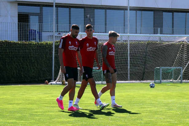 Puertas junto a Torrente y Ricard en el último entrenamiento de la semana (CRISTIAN FERNÁNDEZ)