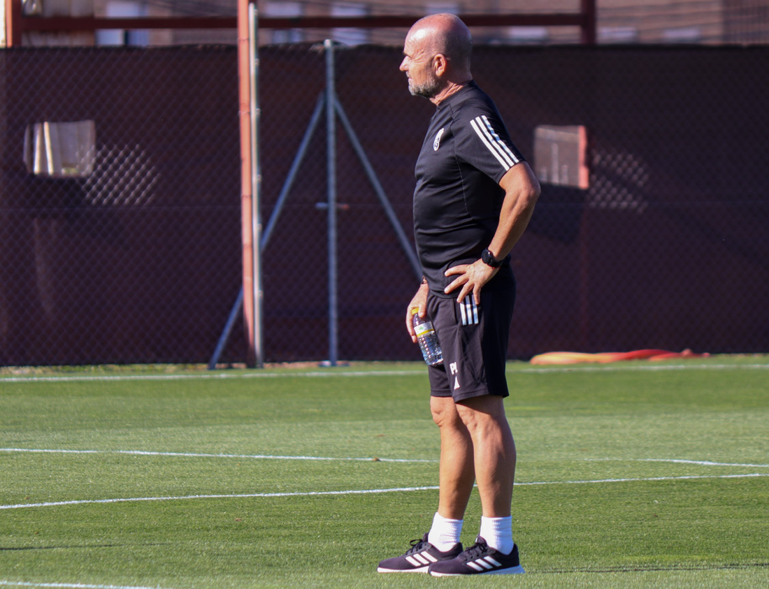 Paco López, entrenador del Granada CF, durante el entrenamiento del pasado miércoles (CRISTIAN FERNÁNDEZ)