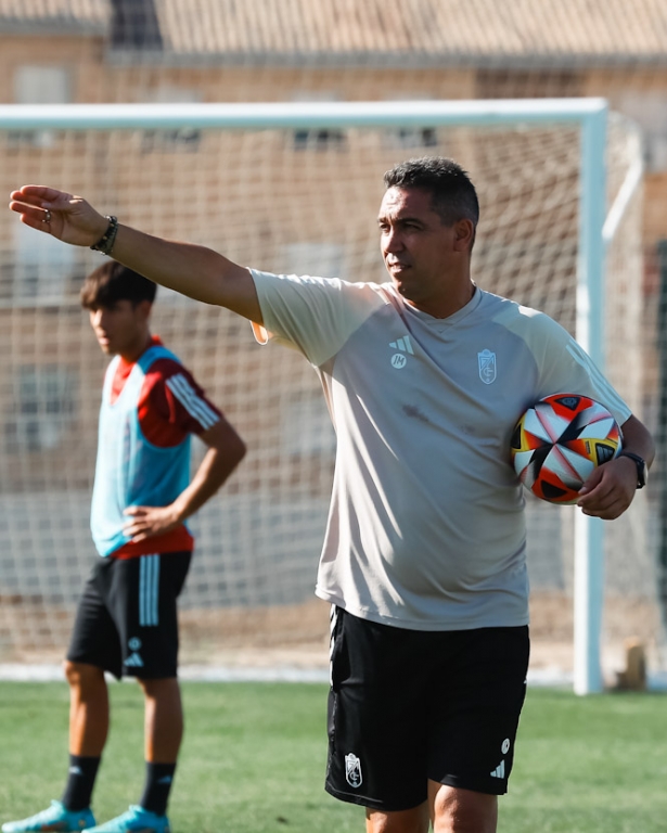 Milla dirige el entrenamiento del filial (GRANADA CF) Milla dirige el entrenamiento del filial (GRANADA CF)