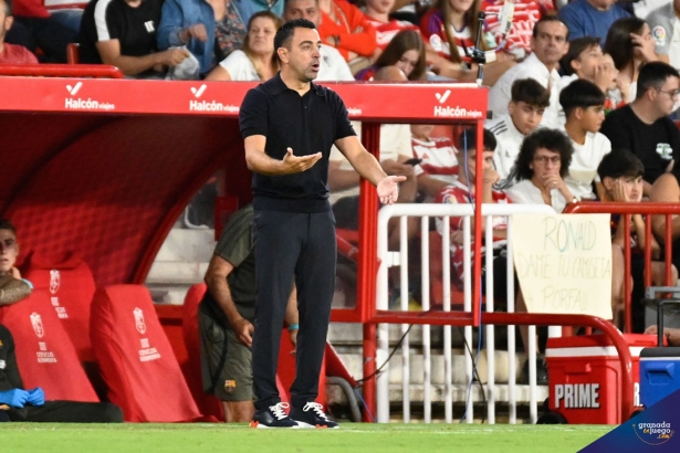 Xavi Hernández, entrenador del FC Barcelona, protesta una acción del partido (JOSÉ M. BALDOMERO) Xavi Hernández, entrenador del FC Barcelona, protesta una acción del partido (JOSÉ M. BALDOMERO)