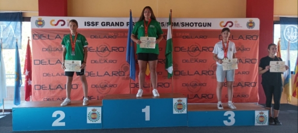 Dana Navarro en el podium en el campeonato de España (AYTO. OTURA) 