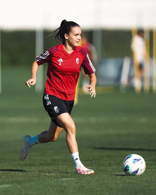 Ari Mingueza durante el entrenamiento (GRANADA CF FEMENINO) Ari Mingueza durante el entrenamiento (GRANADA CF FEMENINO)