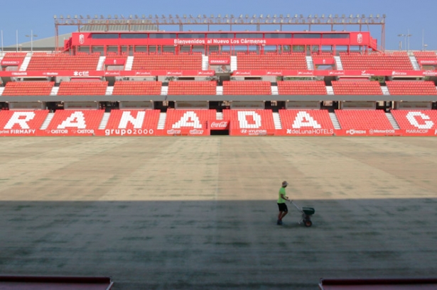 Cambio del césped en Los Cármenes (GRANADA CF) Cambio del césped en Los Cármenes (GRANADA CF)