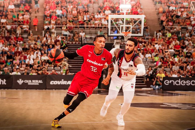 Joe Thomasson en el partido ante Baskonia (DAVID TORRES)