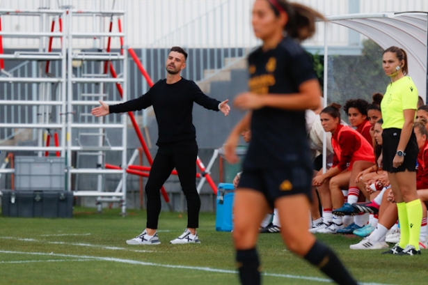 El entrenador del Granada CF Femenino, Roger Lamesa durante el partido (DAVID TORRES) El entrenador del Granada CF Femenino, Roger Lamesa durante el partido (DAVID TORRES)