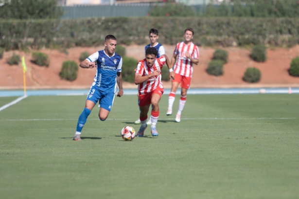 Capilla avanza con el balón (UD ALMERÍA) Capilla avanza con el balón (UD ALMERÍA)