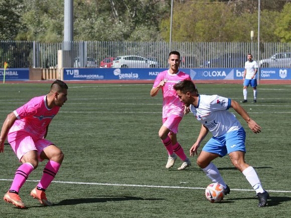 Javi del Moral controla el balón ante el visitante Steven (MIGUEL JÁIMEZ)