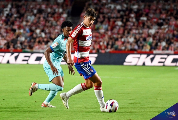 Gonzalo Villar en una jugada en el partido ante el FC Barcelona (JOSÉ M. BALDOMERO)