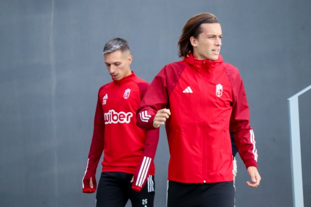 Álvaro Carreras, con Bryan al fondo, durante el último entreno de la semana (CRISTIAN FERNÁNDEZ)