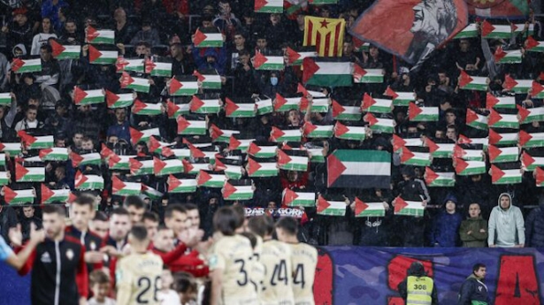 Banderas de Palestina en las gradas de `El Sadar` Banderas de Palestina en las gradas de `El Sadar`