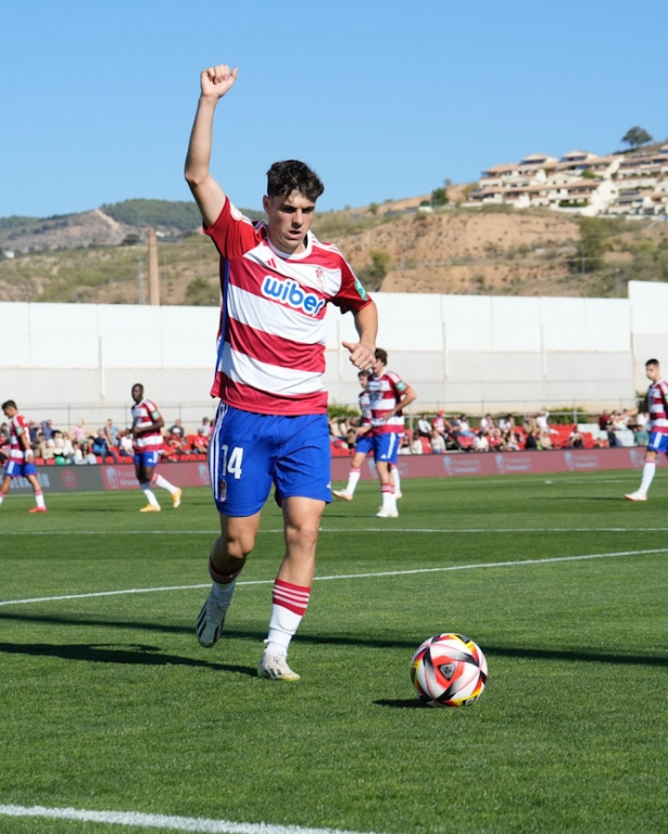 Pablo Sáenz acude a sacar un córner (GRANADA CF)