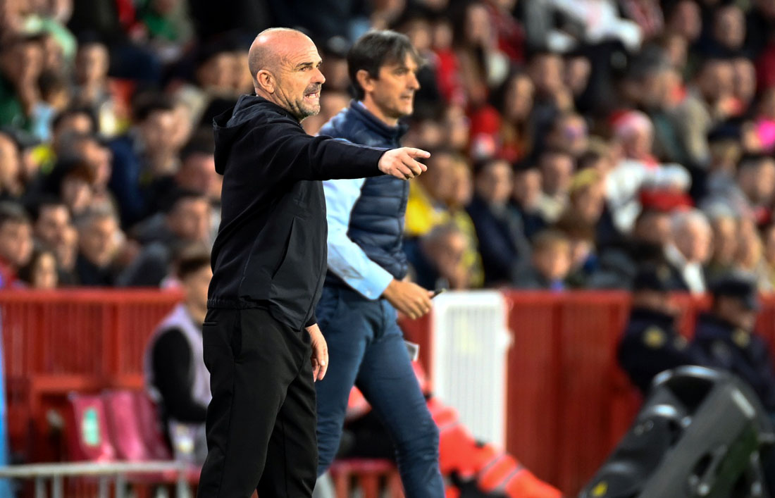 Paco López, técnico del Granada CF, da instrucciones a sus jugadores (JOSÉ M. BALDOMERO)