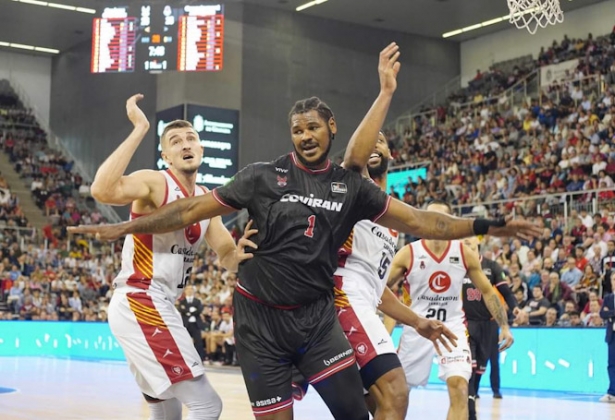 Cristiano Felicio lucha en la zona (JOSÉ VELASCO) Cristiano Felicio lucha en la zona (JOSÉ VELASCO)