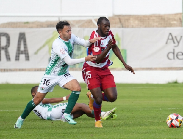 Lassina avanza con el balón (GRANADA CF) Lassina avanza con el balón (GRANADA CF)