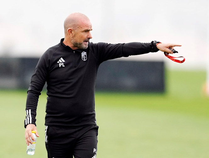 Paco López durante un entrenamiento (GRANADA CF)