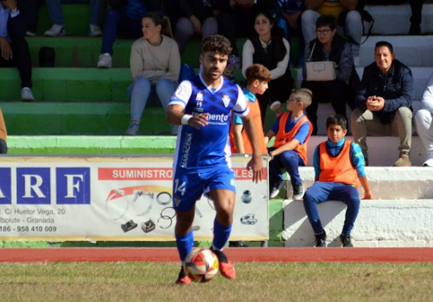Pedro Peña avanza con el balón (J. PALMA)