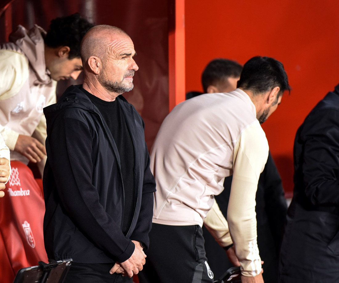 Paco López, entrenador del Granada CF, antes de comenzar el encuentor en el banquillo (JOSÉ M. BALDOMERO)