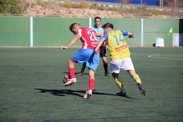 Darío presiona a un jugador almeriense (DAVINIA CAPEL)