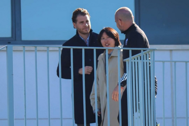 Sophia Yang y MateoTognozzi junto a Paco López en la Ciudad Deportiva (CRISTIAN FERNÁNDEZ) Sophia Yang y MateoTognozzi junto a Paco López en la Ciudad Deportiva (CRISTIAN FERNÁNDEZ)