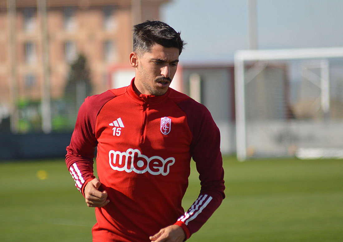 Carlos Neva, jugador del Granada CF, en un entrenamiento en la Ciudad Deportiva (J. PALMA)