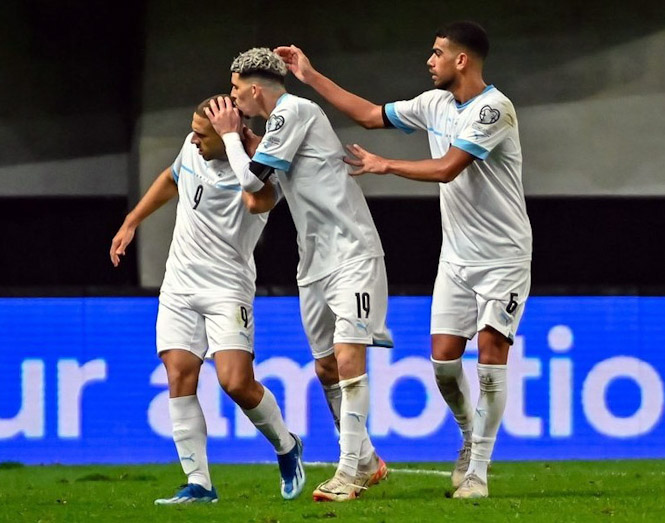 Weissman es felicitado tras marcar el gol 