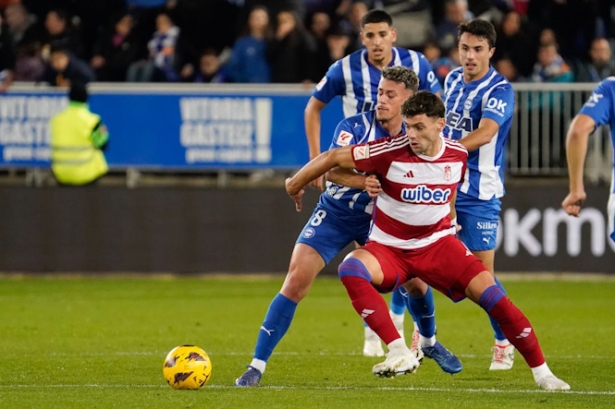 Lucas Boyé rodeado de jugadores del Alavés (LOF)
