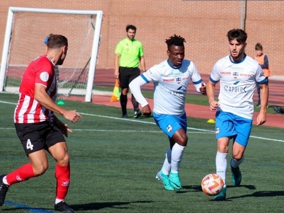 Álvaro Jiménez y Eric conducen el balón ante un jugador del Atlético Porcuna (MIGUEL JÁIMEZ) Álvaro Jiménez y Eric conducen el balón ante un jugador del Atlético Porcuna (MIGUEL JÁIMEZ)