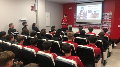 Raúl Castro fa la charla (GRANADA CF) Raúl Castro fa la charla (GRANADA CF)