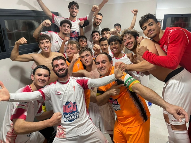 El Guadix CF celebra el pase a la final (GUADIX CF) El Guadix CF celebra el pase a la final (GUADIX CF)