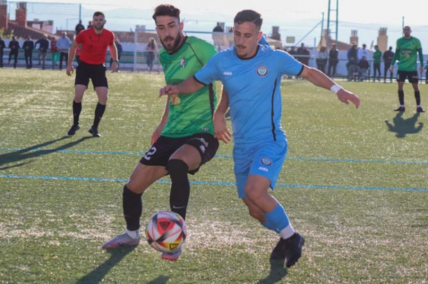 Dani Salvatierra pelea por el balón (CRISTIAN FERNÁNDEZ) 