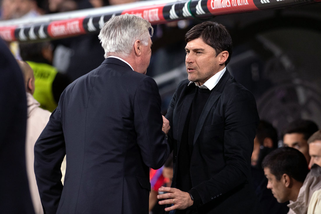 Alexander Medina, entrenador del Granada CF, saluda al preparador del Real Madrid antes del partido (LOF)