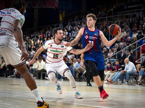 Jokubaitis penetra ante la oposición de Lluis Costa (FC BARCELONA) 