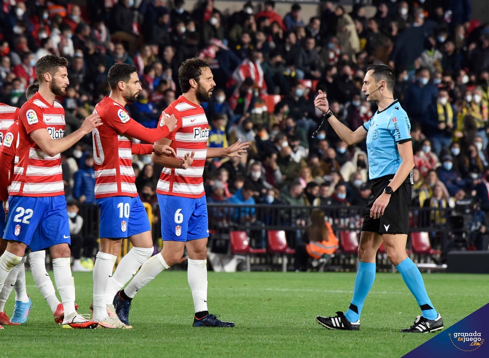 Sánchez Martínez, arbitrando en un partido anterior al Granada CF (JOSÉ M. BALDOMERO)
