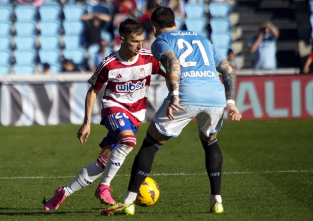Bryan Zaragoza, jugador del Granada CF, encara a un jugador del RC Celta (LOF)